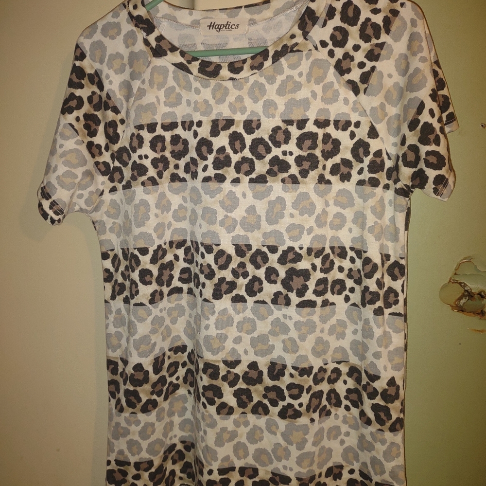 Woman's Short Sleeve Leopard Print size Small Blouse Haptics